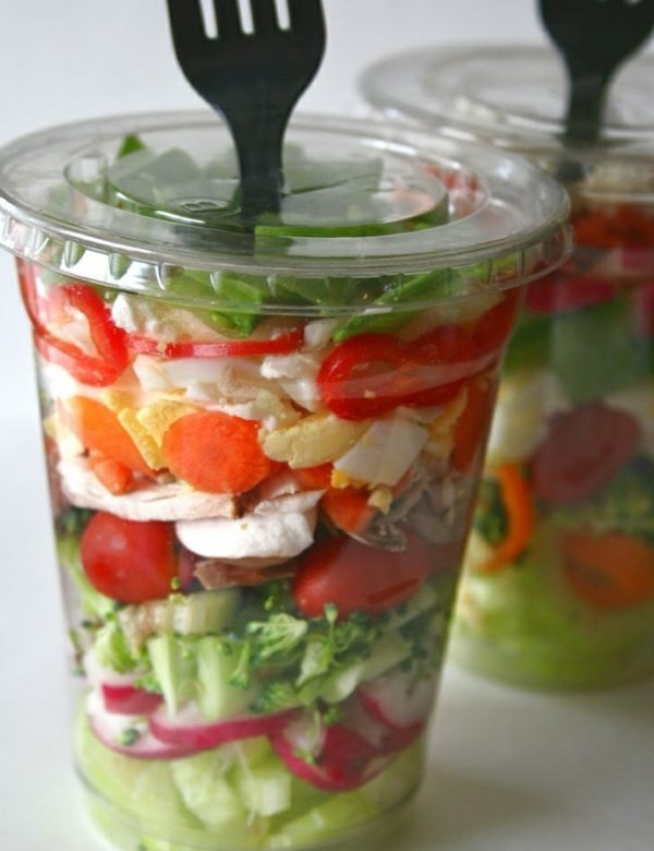 Salat aus der Plastikpackung ist ein beliebter Snack